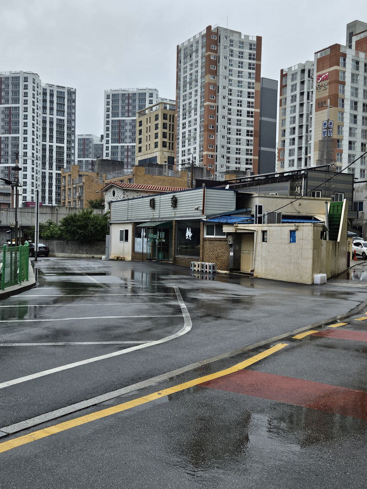 가게 앞 대형 주차장
